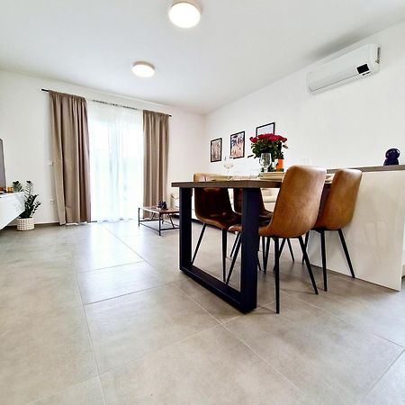 Apartments Laura & Nino พูลา ภายนอก รูปภาพ